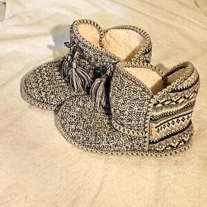 A la mode gray shimmery house booties w faux sheepskin. FITS 5 TO 6. EUC